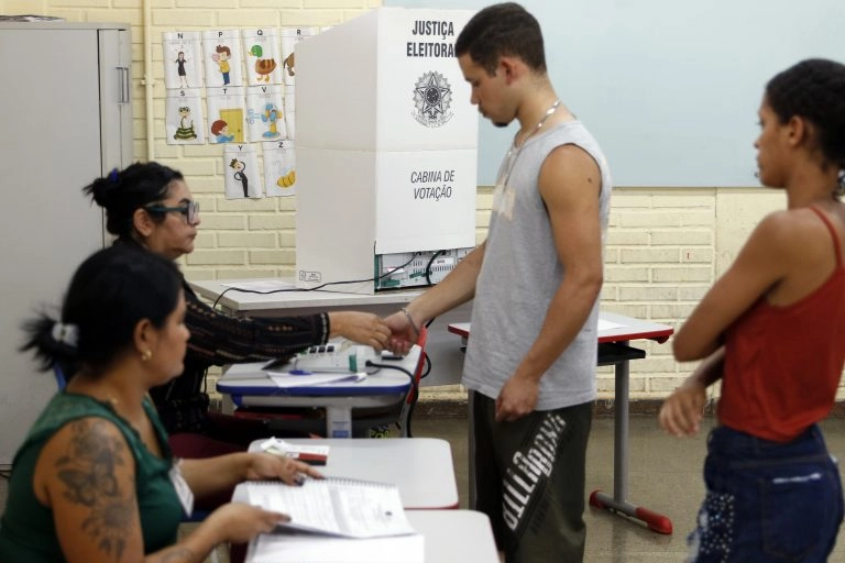 Brasileiros voltam às urnas no domingo para escolher presidente da República e seis governadores  Fonte: Agência Câmara de Notícias