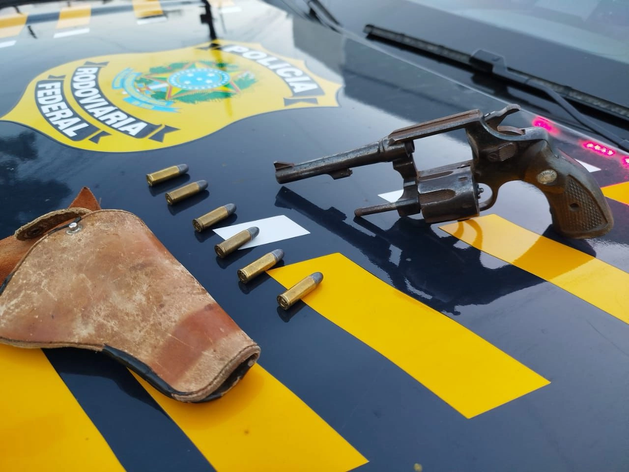 PRF apreende arma de fogo durante fiscalização na BR-153, em Rebouças