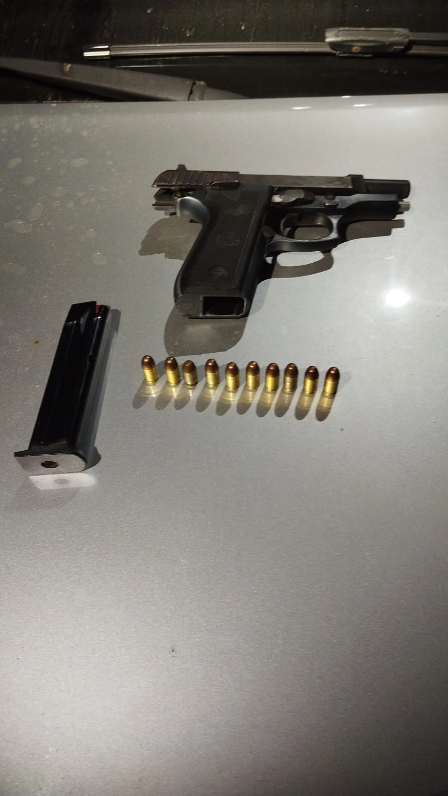 Polícia apreende pistola escondida em veículo e registra descumprimento de medida protetiva em Irati