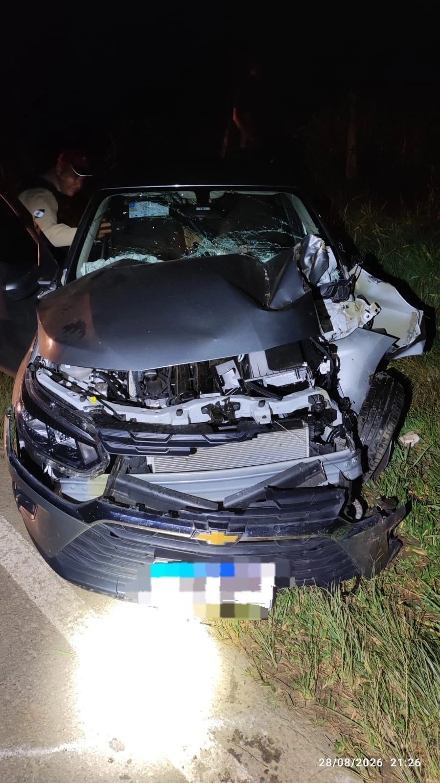 Mulher fica gravemente ferida após carro bater contra árvore na PR-522, em Imbituva