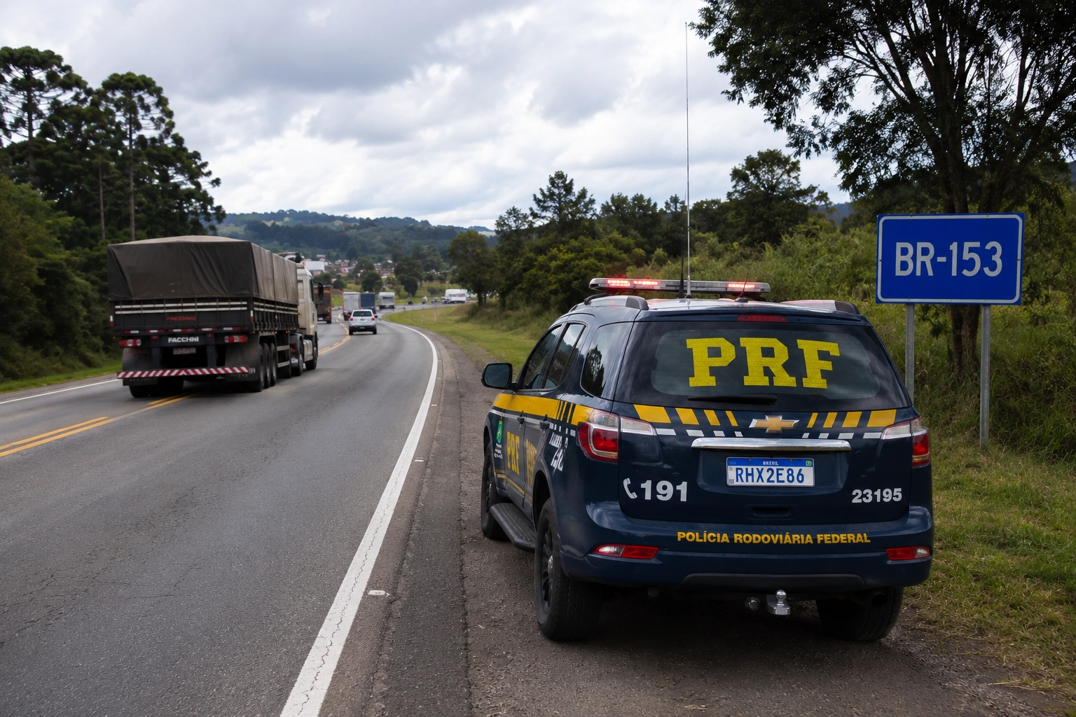 Carreta tomba e condutor fica ferido na BR 153 entre Irati e Rebouças