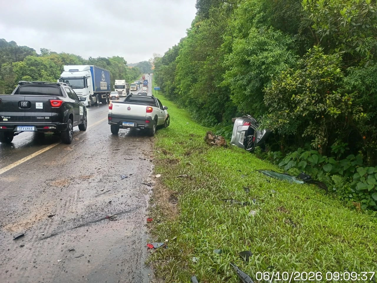 Grave acidente envolvendo três veículos deixa uma pessoa morta e outra ferida na BR-277, em Irati