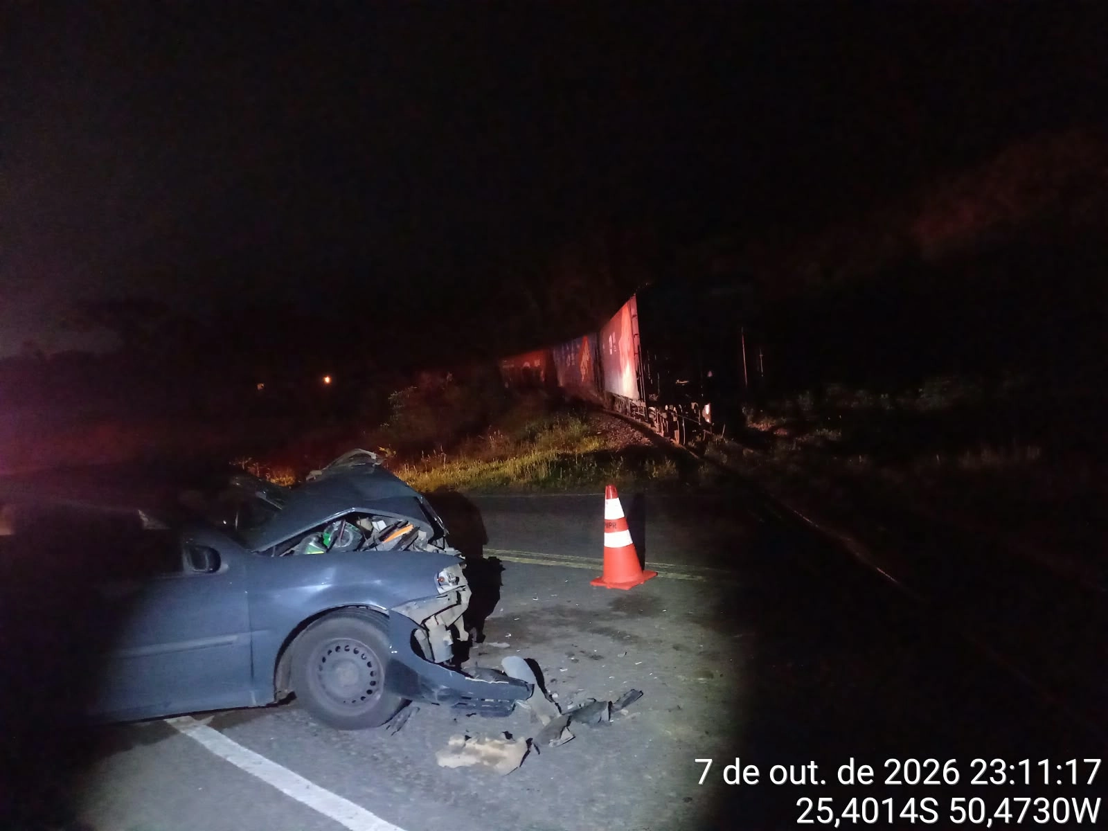 Jovem fica ferido após carro ser atingido por locomotiva em Teixeira Soares