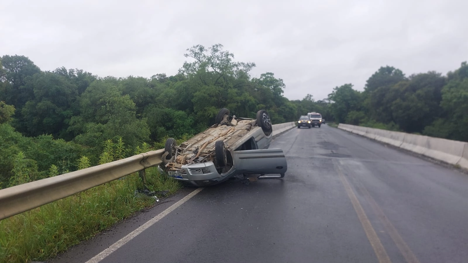 Capotamento na BR-153 deixa duas pessoas feridas em Rebouças