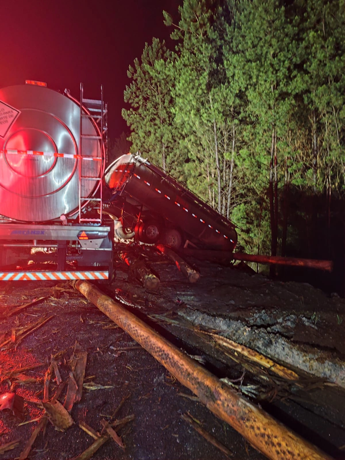 Acidente envolvendo três veículos deixa caminhoneiro morto na PR-151, entre Ponta Grossa e Palmeira