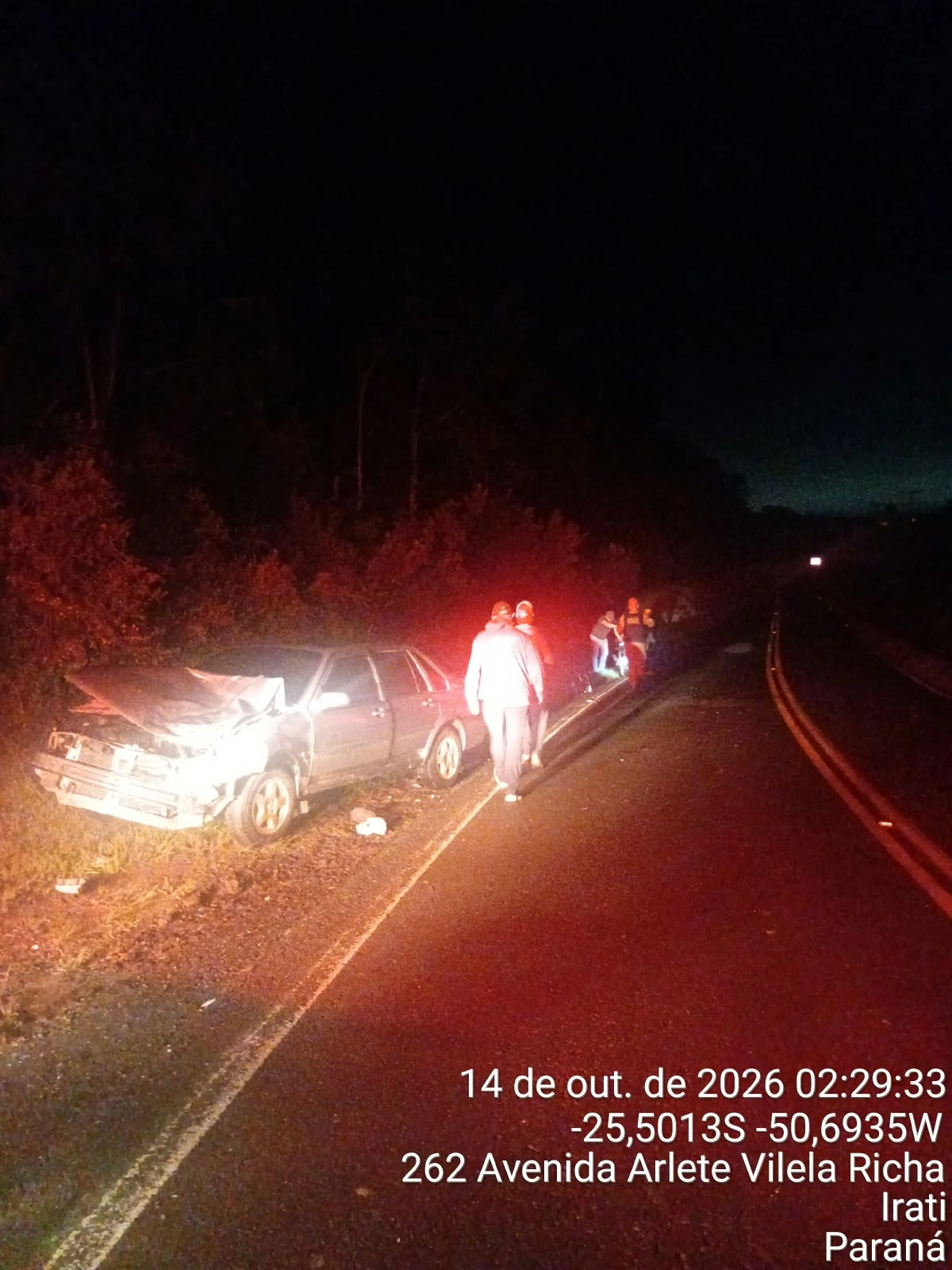 Colisão frontal entre Santana e motocicleta deixa duas pessoas gravemente feridas na PR-364, em Irati