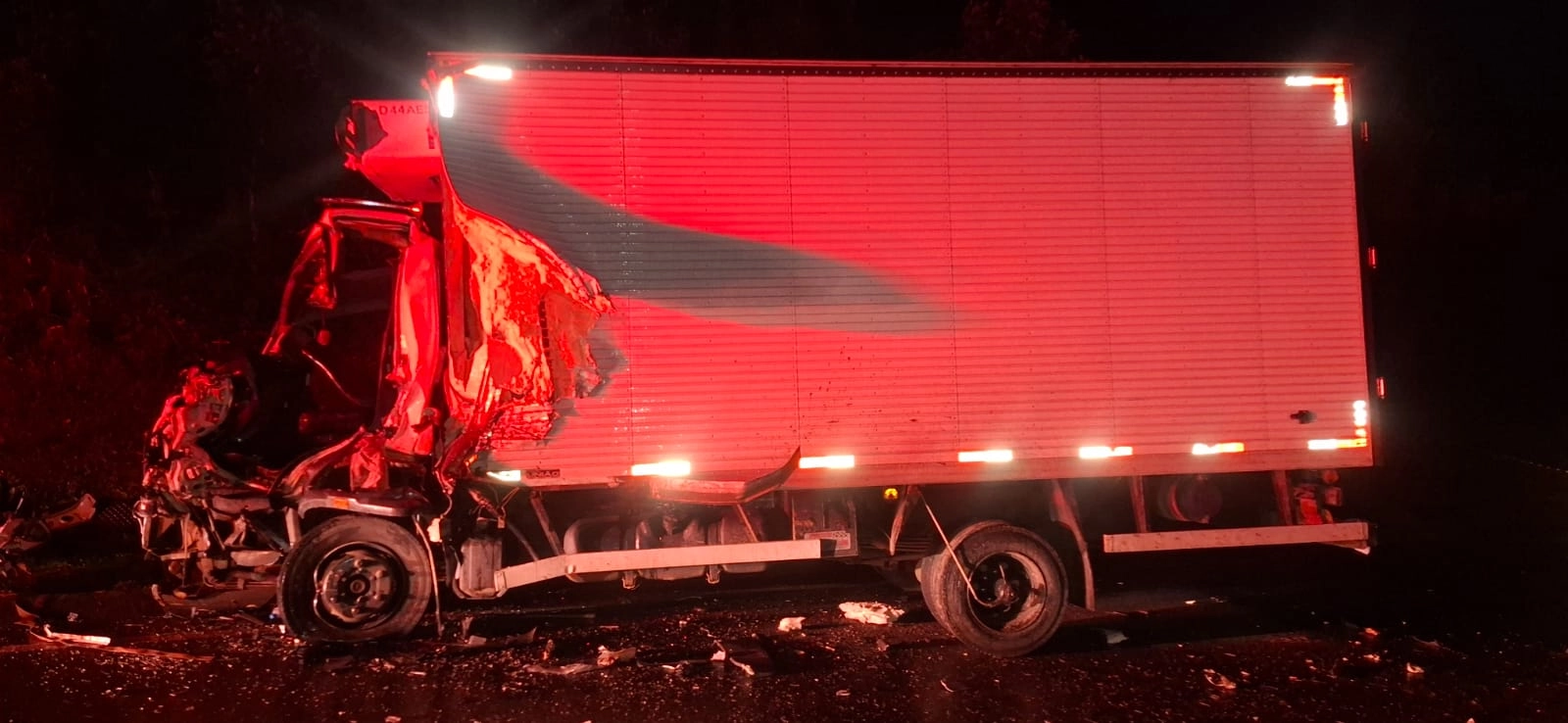 Tombamento de carreta deixa motorista ferido na PR-364, em Inácio Martins
