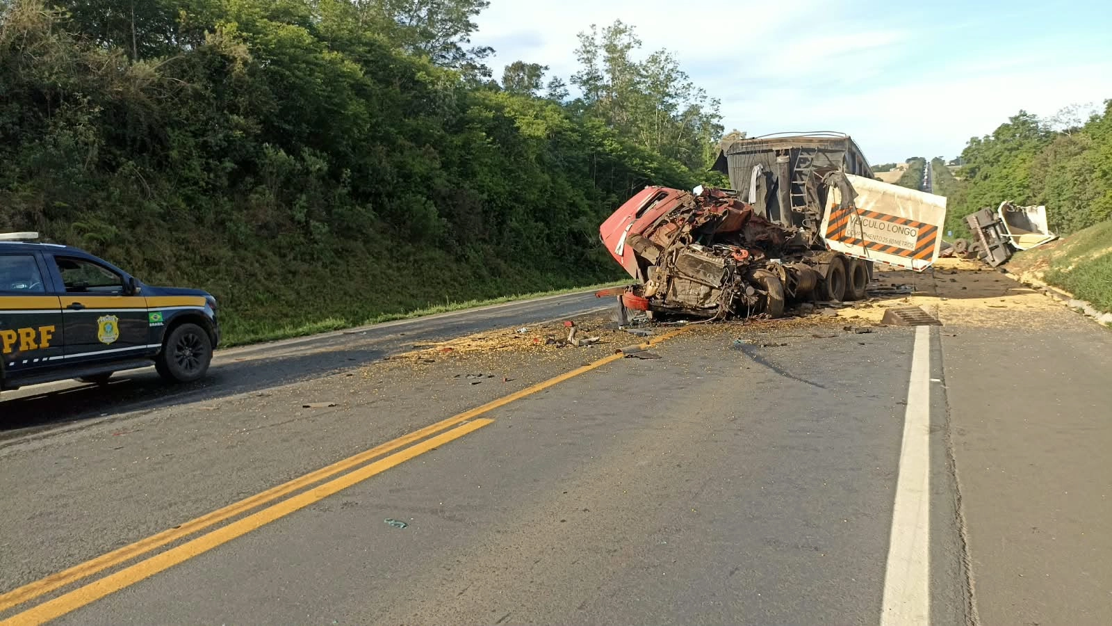 Colisão frontal entre carretas deixa um morto e interdita a BR-277, em Palmeira