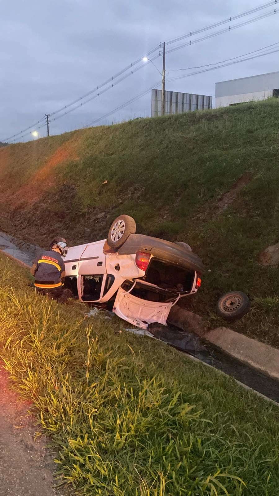 Jovem de 19 anos fica ferido após carro capotar na BR-373, em Prudentópolis