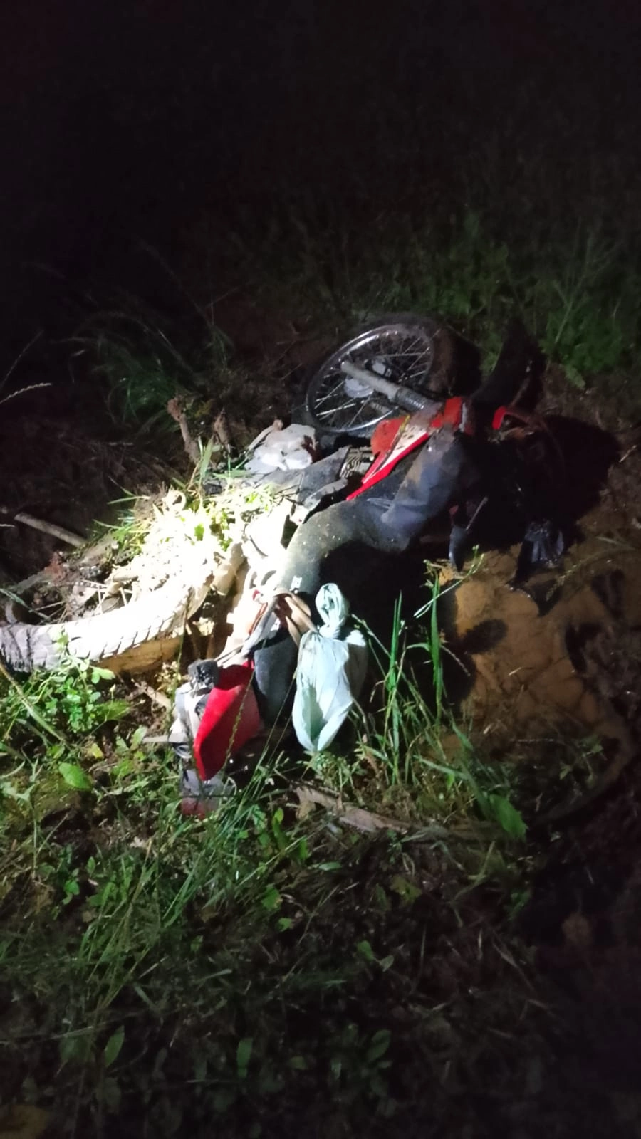 Colisão lateral entre Saveiro e motocicleta deixa homem ferido na PR-160, em Prudentópolis