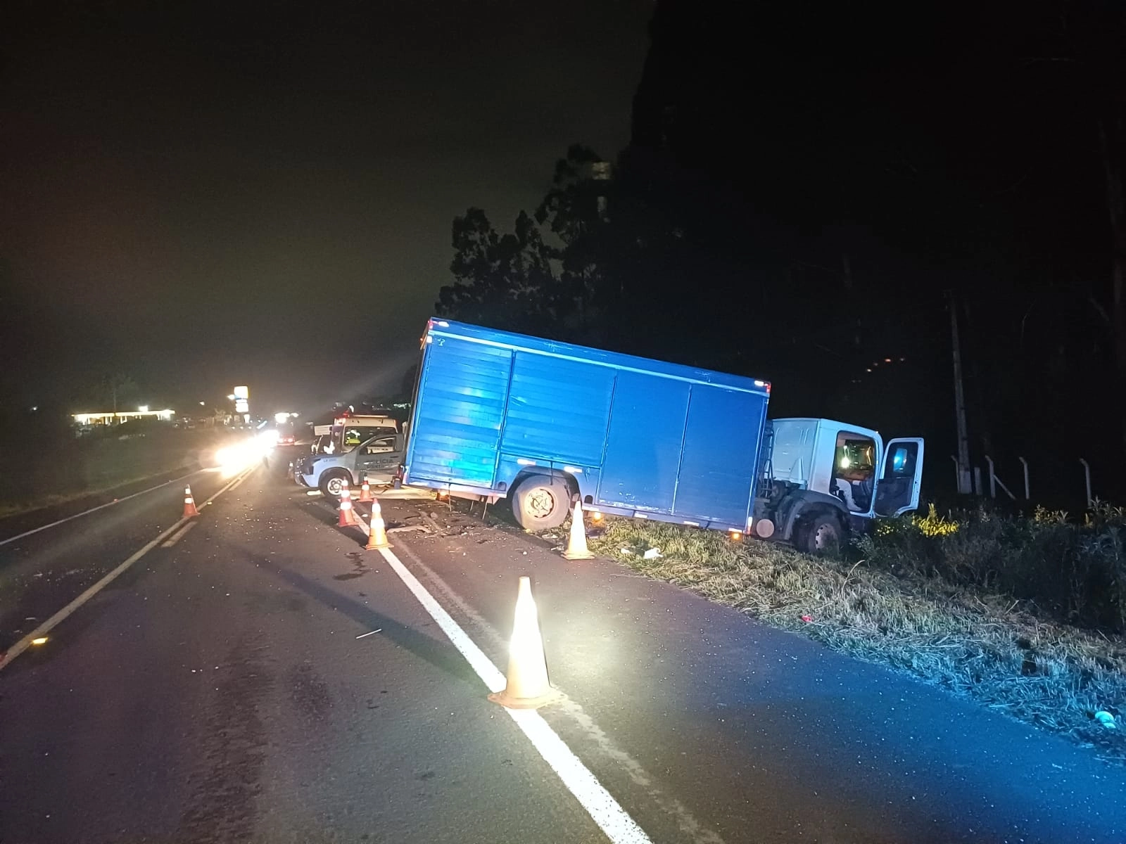 Colisão frontal entre automóvel e caminhão deixa um morto na BR-277, em Guarapuava