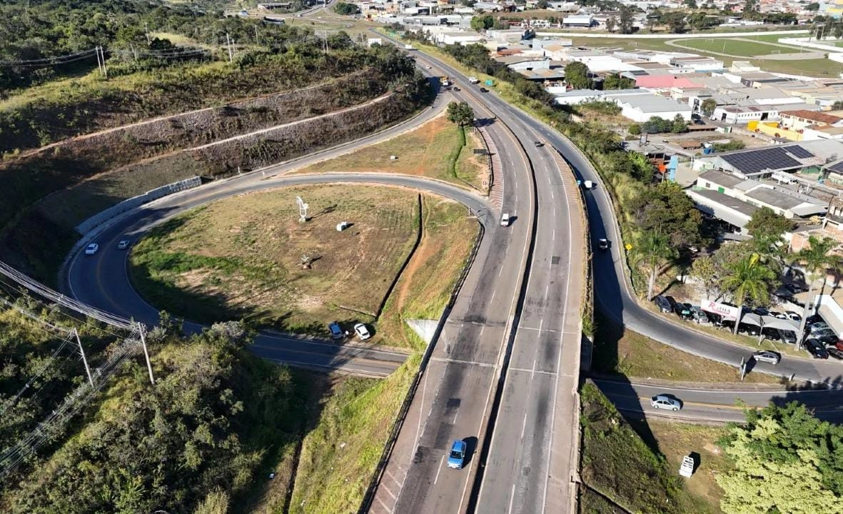 Após mais de 14 anos de espera, Prefeitura de Itaúna inaugura iluminação do trevo da Silva Jardi