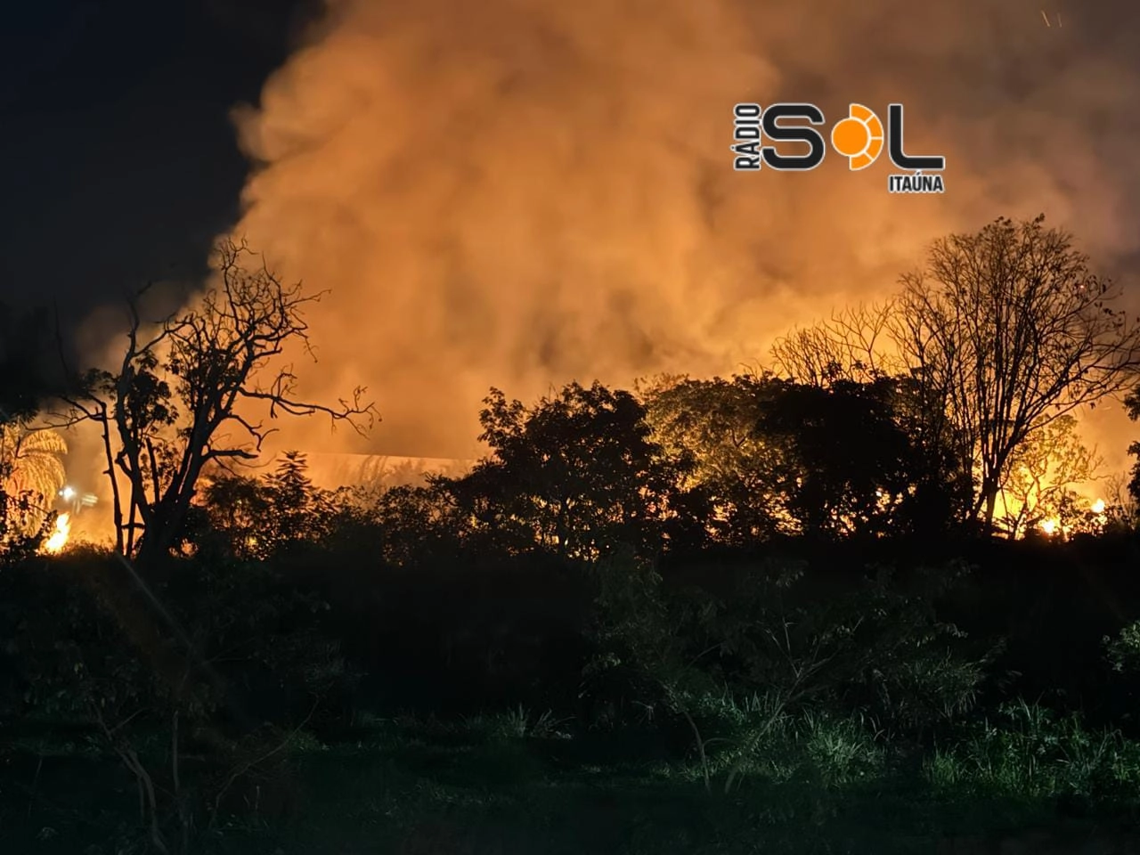 Incêndio atinge cerca de 3 hectares de vegetação no bairro Graças, em Itaúna