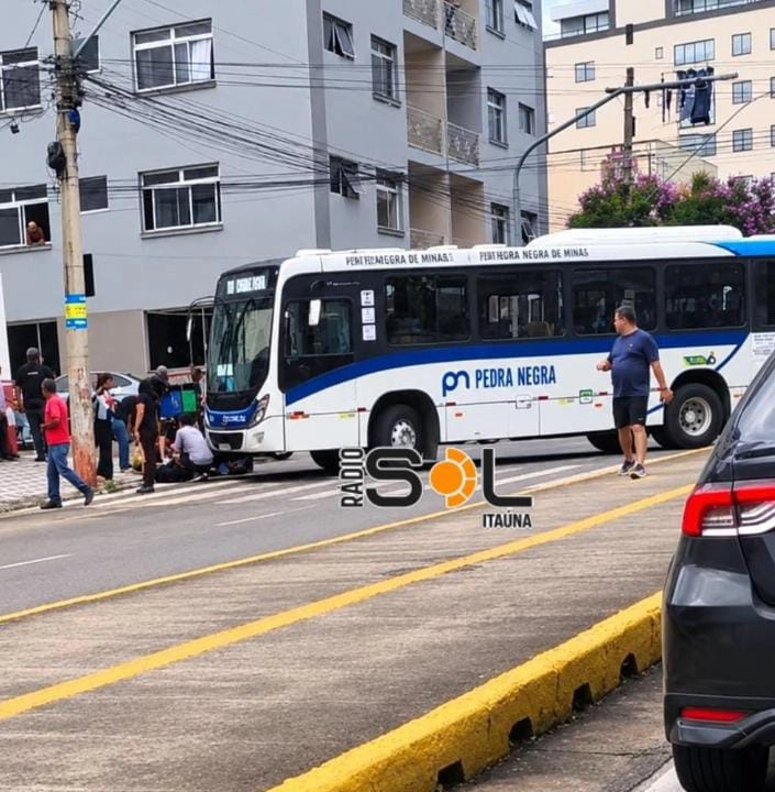 Colisão entre ônibus e motocicleta deixa duas pessoas feridas em Itaúna