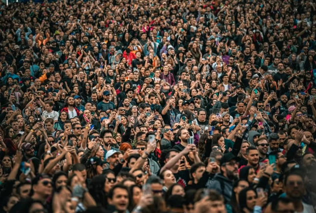 Água gratuita, freio ao cambismo e taxa visível: veja o que muda nos ingressos com novo decreto sobre shows