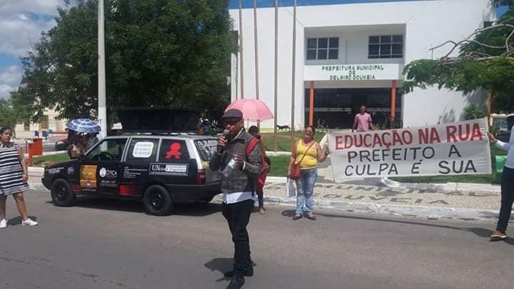 Servidores municipais de educação de Delmiro Gouveia, rejeitam a proposta de 4% feita pelo prefeito Padre Eraldo
