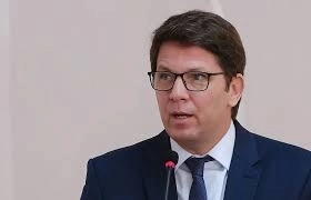 Dino cita risco de evasão e proíbe deputado Mario Frias de deixar país