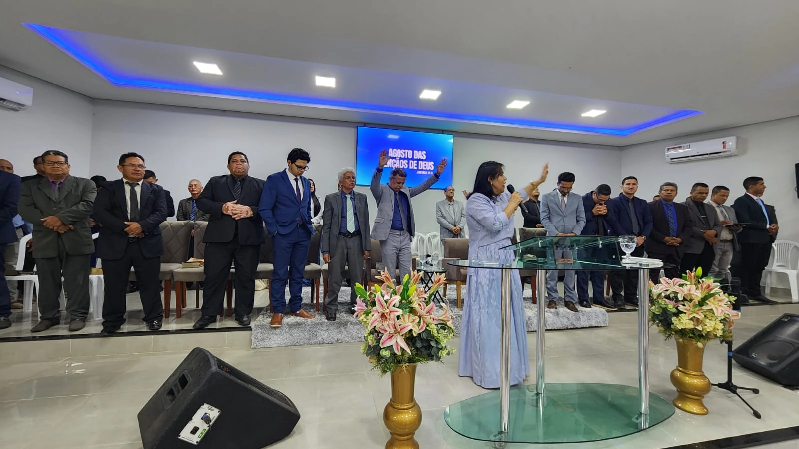 Pastora Cida Moura ministra na Igreja do Segundo Distrito em noite marcada pela presença de Deus