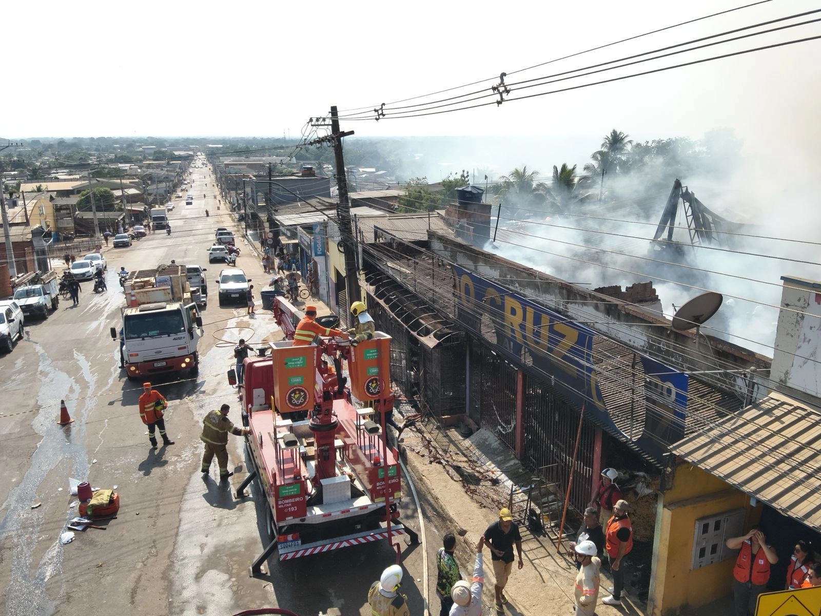 Corpo de Bombeiros atua simultaneamente em incêndios de grandes proporções em Rio Branco e mantém equipes na região da Sobral