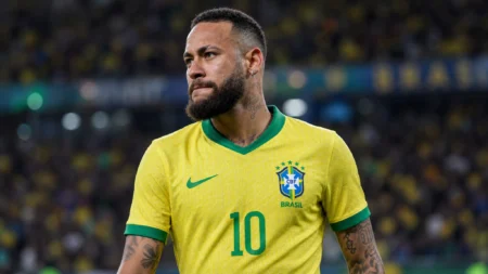 Brad Pitt ironiza Neymar e diz que ensinaria jogador a simular faltas melhor.