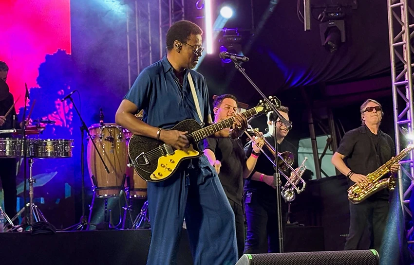 Seu Jorge reúne multidão e embala noite de sábado no Festival de Inverno de Bonito.