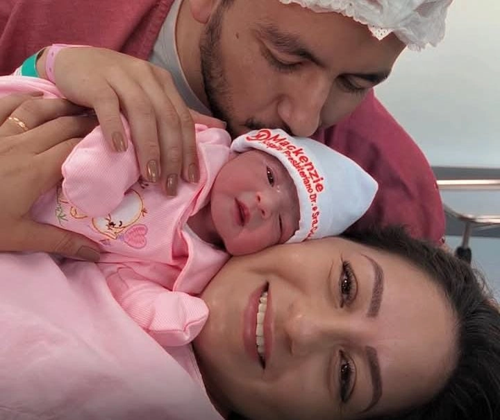Casal pede ajuda em vaquinha para custear tratamento da pequena Helena, diagnosticada com doença rara.