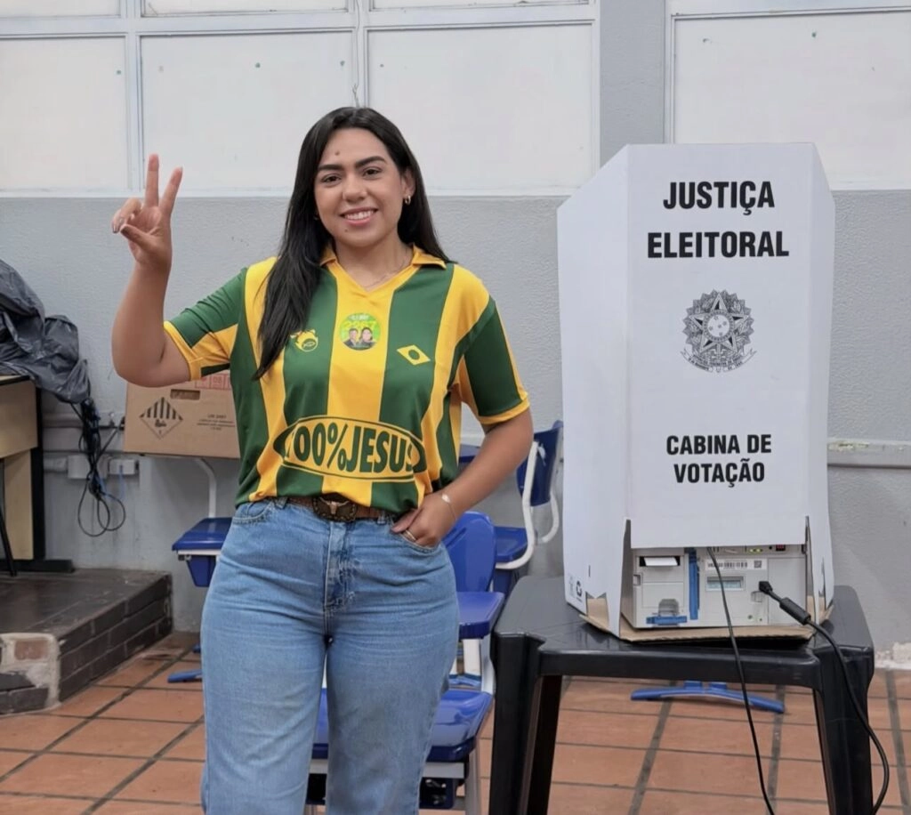 Aos 27 anos, Cassy surpreende com 44 mil votos em MS, vira suplente em Brasília e ganha mandato em Campo Grande.