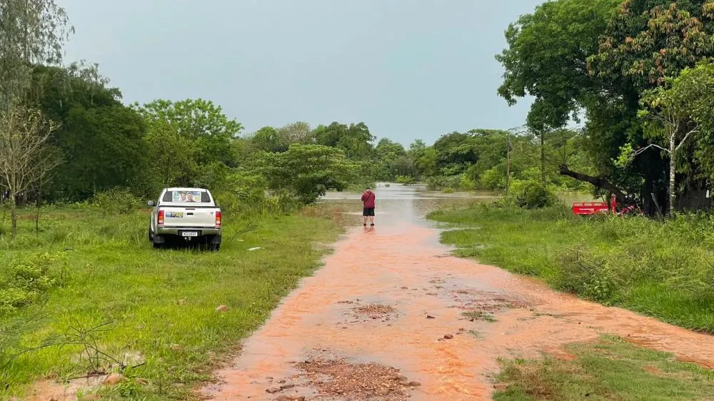 Rio Apa transborda em Bela Vista e força retirada de moradores de áreas de risco.