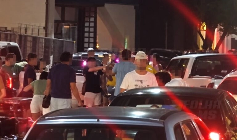 Jovem pega arma do pai, mata homem e fere outro durante briga de trânsito em carreata em Bonito.