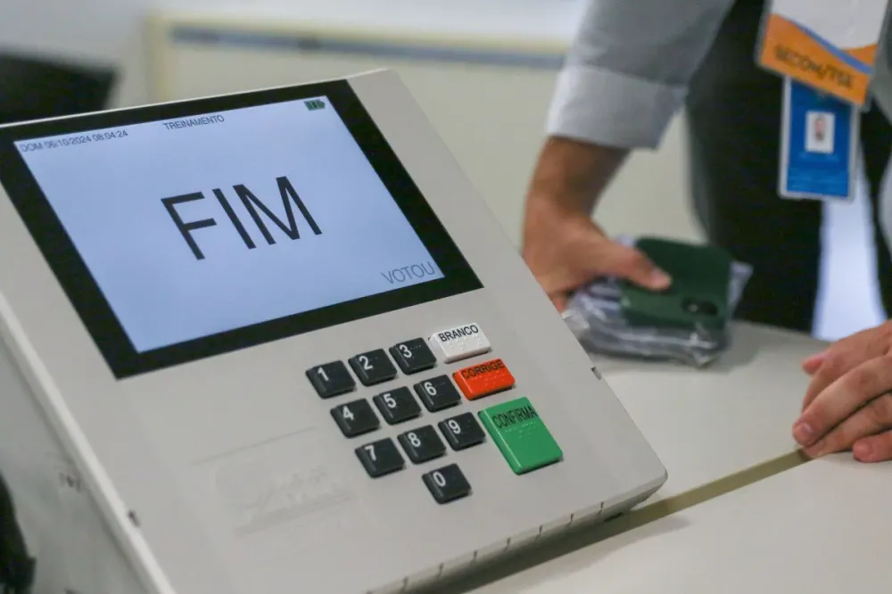 Zanin prorroga eleição até as 19h deste domingo em todo o país.