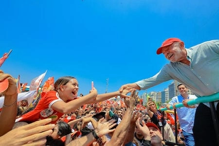 Lula é reeleito para o quarto mandato de presidente do Brasil.