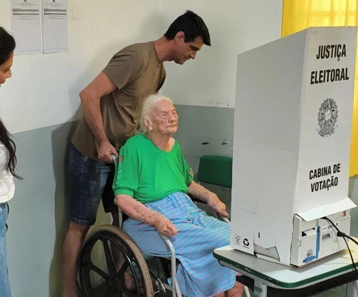 Eleitora Belavistense com 100 anos de idade, comparece às urnas para exercer seu direito de cidadã brasileira.