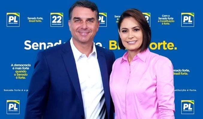 Michelle Bolsonaro confirma a aliados que Flávio deixou o Brasil.
