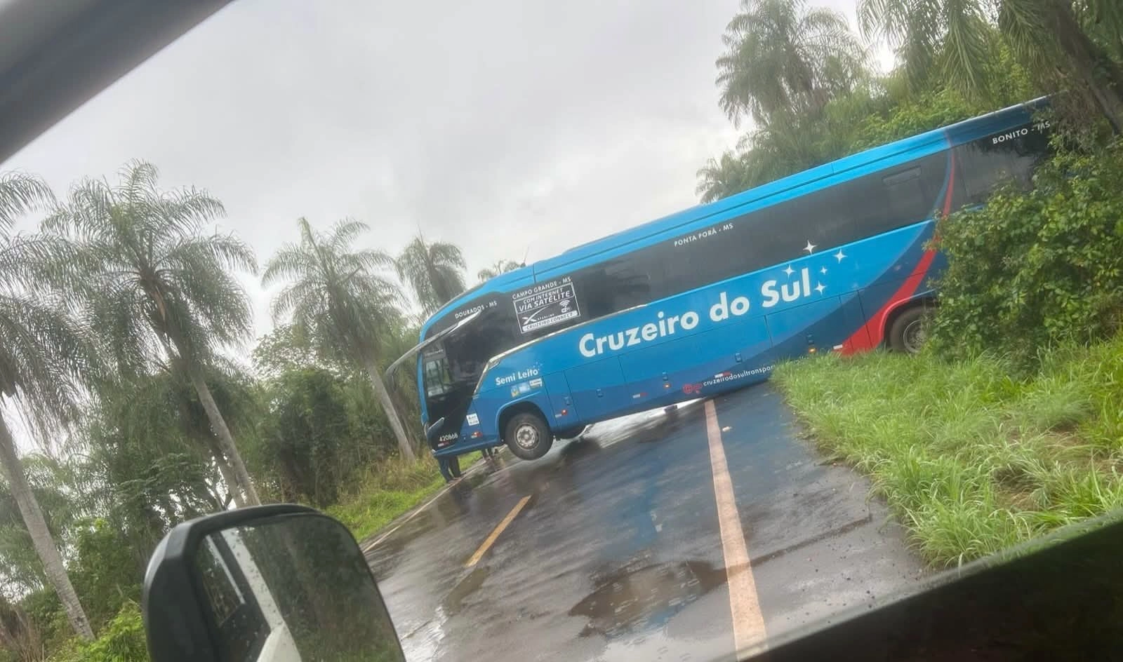 Ônibus da Viação Cruzeiro do Sul fica atravessado na pista da BR-267 entre Jardim e Porto Murtinho.