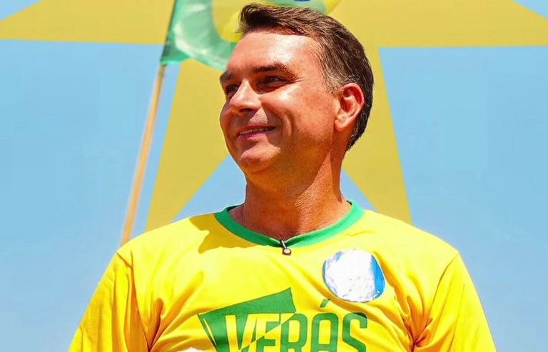 Nos Estados Unidos, Flávio se declara presidente e depois ‘líder do Brasil’.