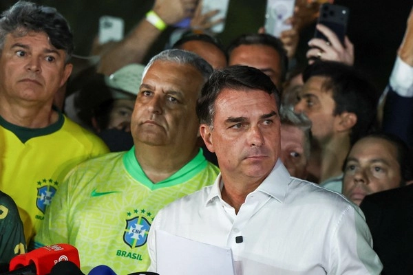 Após derrota e fuga de Flávio, 76% dos eleitos pelo PL não apoiam atitude covarde de Flávio que contrariou tudo e todos.