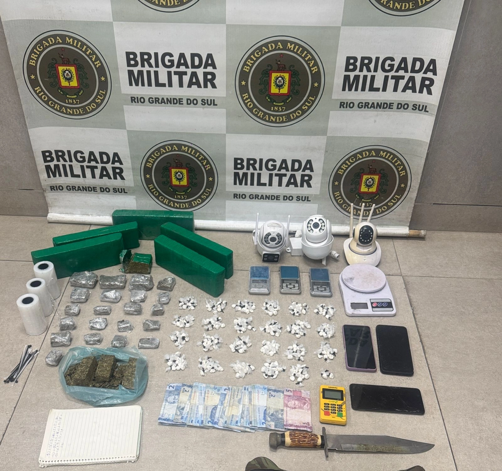 BM prende dupla com cinco tijolos de maconha em Capão da Canoa