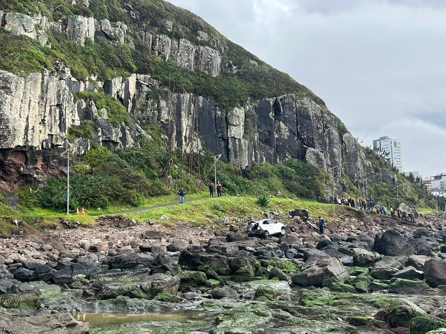 Homem é resgatado após carro cair do alto do Morro do Farol, em Torres