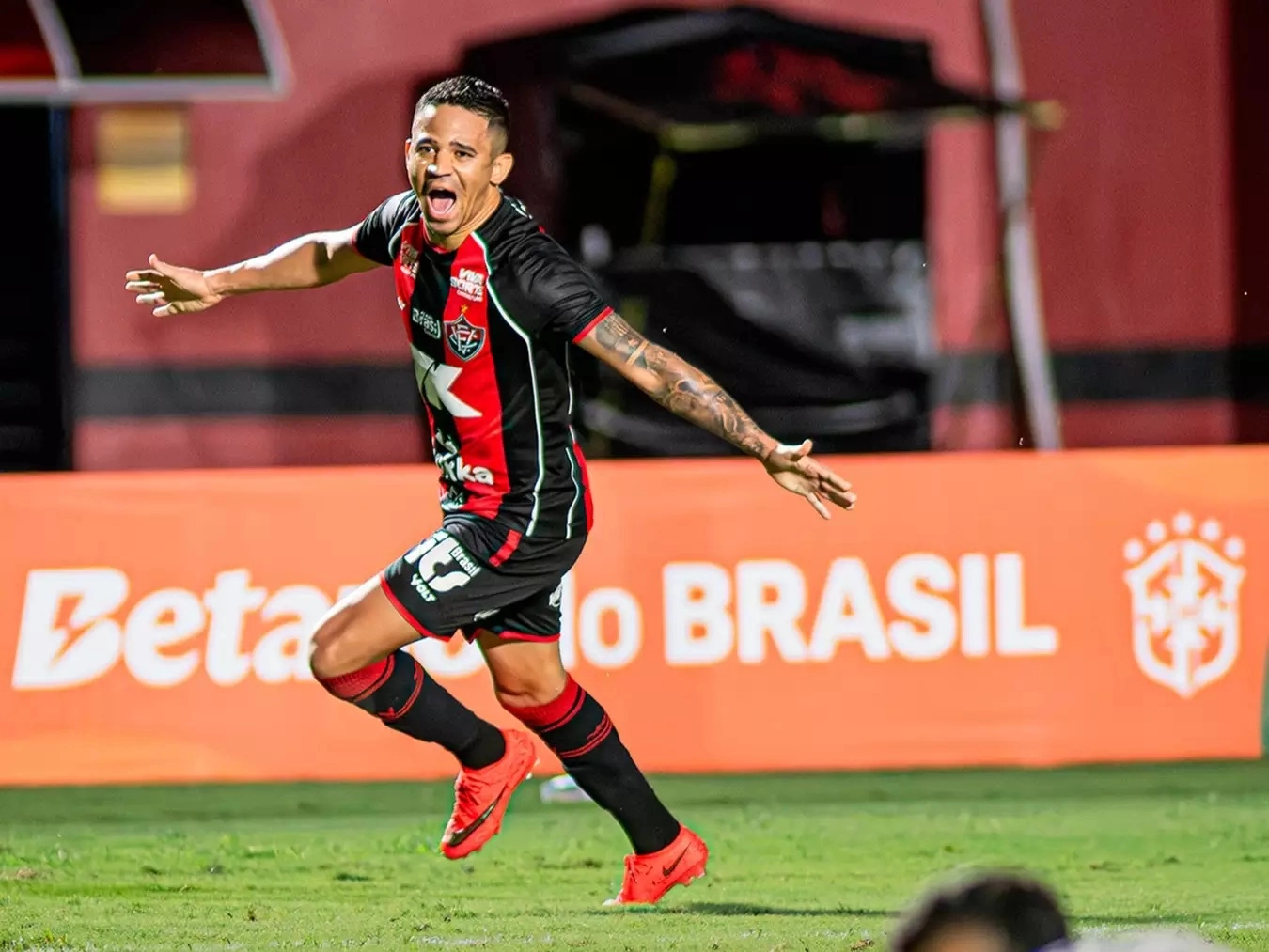 Vitória elimina o Furacão, Corinthians vence mas perde a vaga para o Inter