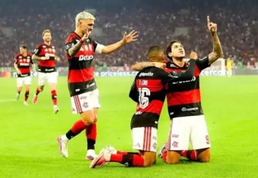 Flamengo bate o Cruzeiro e no Paraguai o Palmeiras se classifica