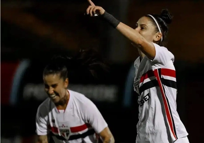 Corimthians perde, o São Paulo vence e garante a liderança