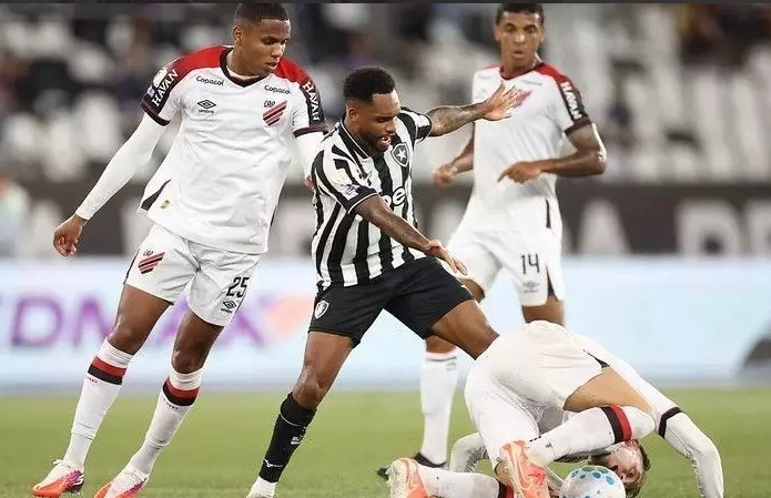 BRASILEIRÃO - Athlético Paranaense encosta no Flamengo e entra na luta pelo título
