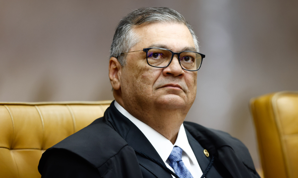 Dino manda PF investigar suspeitas de interferência estrangeira a favor de Flávio