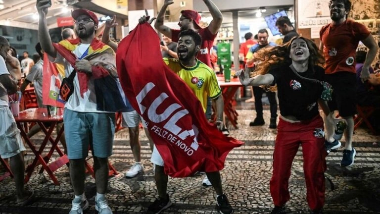 Paulista reúne multidão em festa pela vitória de Lula