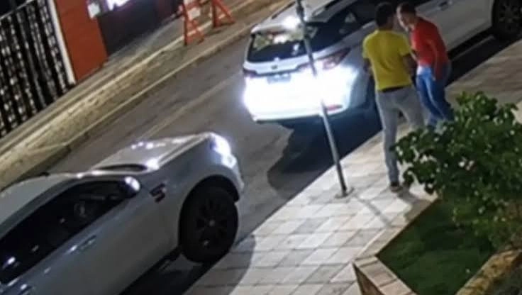 Idoso de vermelho é agredido por homem de verde e amarelo em Goiânia após vitória de Lula