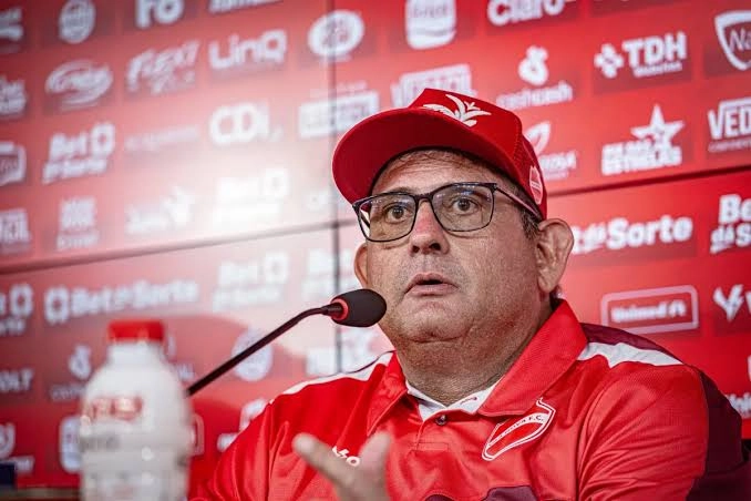 “Não vou transferir responsabilidade”: Guto Ferreira poupa Hayner após derrota do Vila Nova
