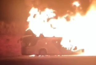 nibus de passageiros pega fogo e interdita trecho da Rodovia Euclides da Cunha em Tanabi