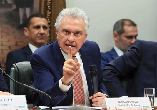 Caiado desmoraliza Flávio Bolsonaro sobre origem da carreira política