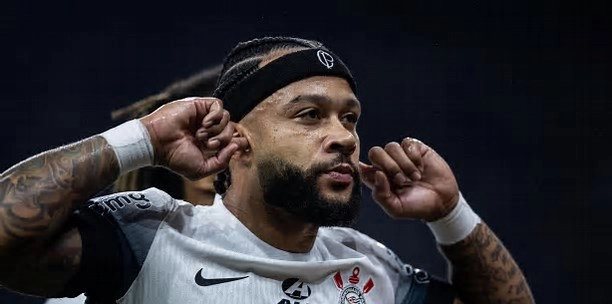 Memphis aparece no topo das pesquisas em meio a novela com Corinthians