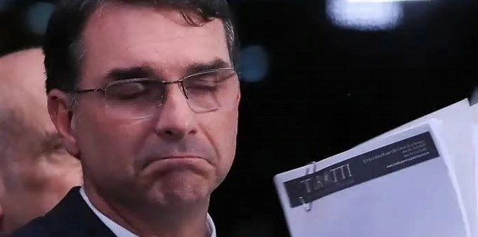 Economista desmente Flávio Bolsonaro e explica o que há por trás de lojas vazias